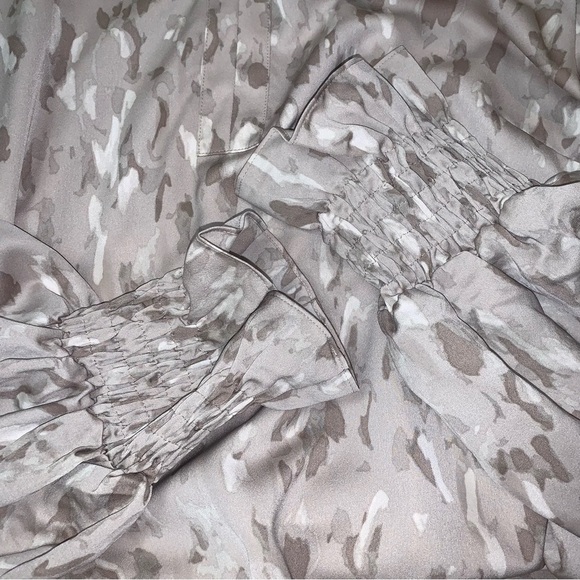 Dennis Basso Blouse Size Large Beige Tan Stretch Satin Smocked Cuff Tunic - Picture 10 of 13